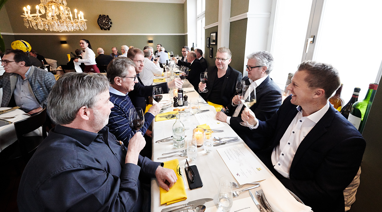 Bild Weihnachtsessen Yellow Top